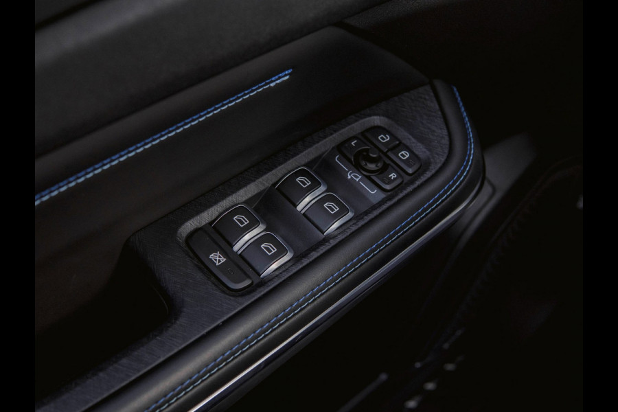 Lynk & Co 01 1.5 Black Edition Panoramadak|Camera|ACC|Stoelverwarming|Navi|Carplay