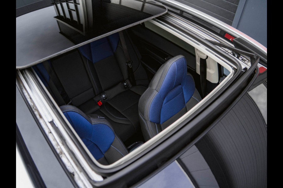 Lynk & Co 01 1.5 Black Edition Panoramadak|Camera|ACC|Stoelverwarming|Navi|Carplay