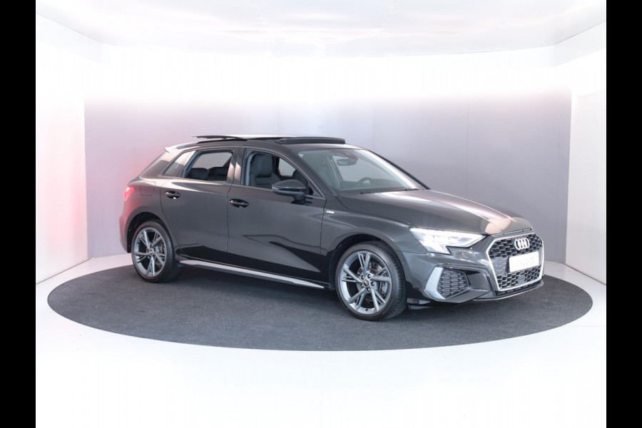 Audi A3 Sportback 40 TFSI e S-Line 204 pk S-tronic | SOH 99% | Private lease vanaf €603,- | Panoramadak | Parkeersensoren (Park assist) | Achteruitrijcamera | Stoelverwarming | S-Line exterieur |