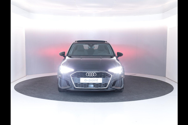 Audi A3 Sportback 40 TFSI e S-Line 204 pk S-tronic | SOH 99% | Private lease vanaf €603,- | Panoramadak | Parkeersensoren (Park assist) | Achteruitrijcamera | Stoelverwarming | S-Line exterieur |