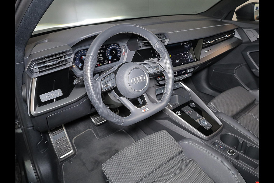 Audi A3 Sportback 30 TFSI S edition 110 pk S-tronic | Navigatie | Panoramadak | Parkeersensoren (Park assist) | S-Line |