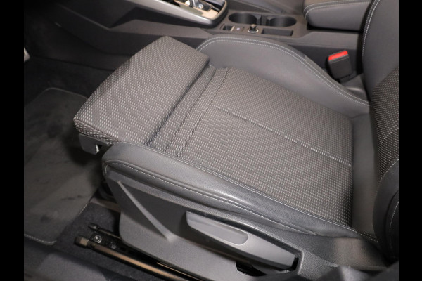 Audi A3 Sportback 30 TFSI S edition 110 pk S-tronic | Navigatie | Panoramadak | Parkeersensoren (Park assist) | S-Line |