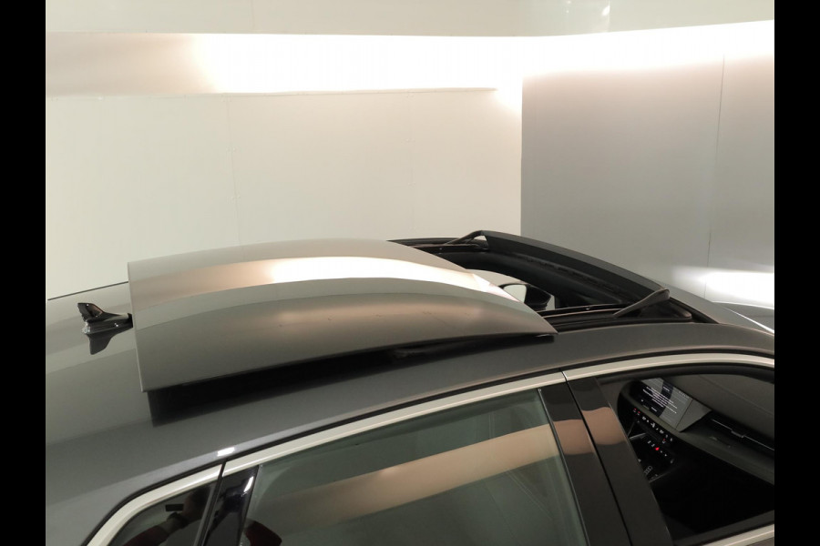 Audi A3 Sportback 30 TFSI S edition 110 pk S-tronic | Navigatie | Panoramadak | Parkeersensoren (Park assist) | S-Line |