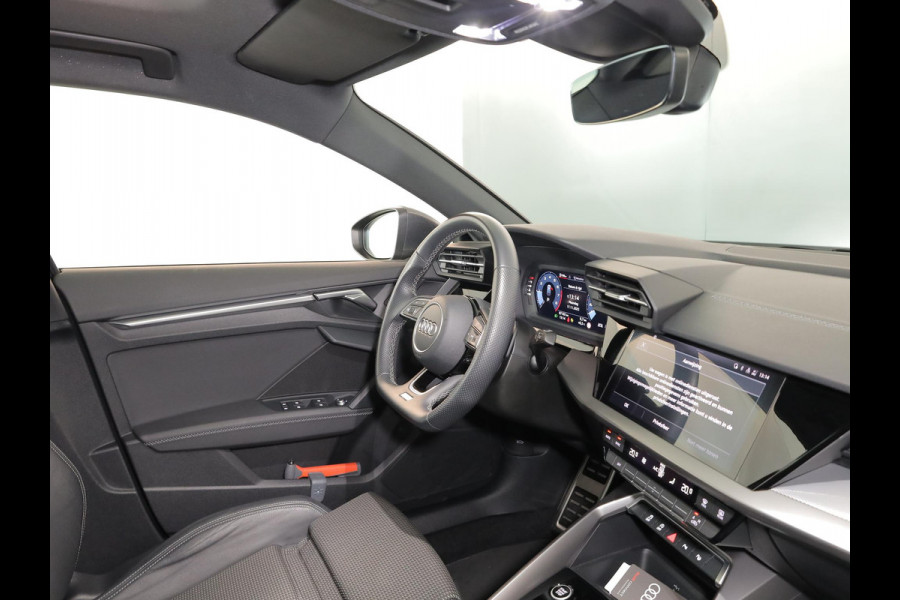 Audi A3 Sportback 30 TFSI S edition 110 pk S-tronic | Navigatie | Panoramadak | Parkeersensoren (Park assist) | S-Line |