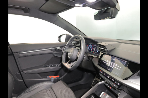 Audi A3 Sportback 30 TFSI S edition 110 pk S-tronic | Navigatie | Panoramadak | Parkeersensoren (Park assist) | S-Line |