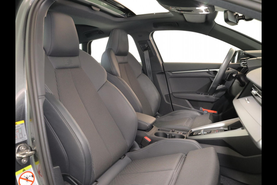 Audi A3 Sportback 30 TFSI S edition 110 pk S-tronic | Navigatie | Panoramadak | Parkeersensoren (Park assist) | S-Line |