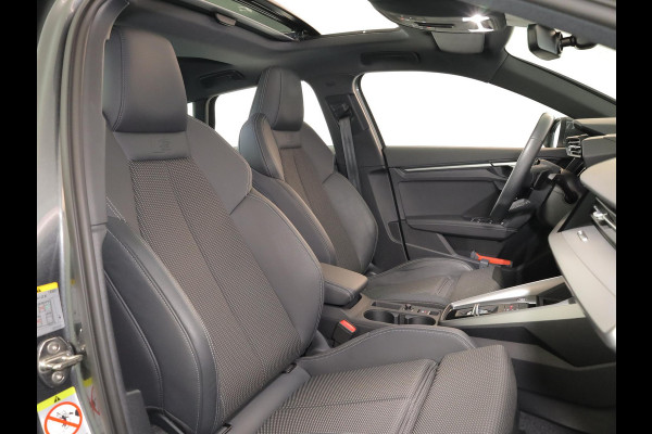 Audi A3 Sportback 30 TFSI S edition 110 pk S-tronic | Navigatie | Panoramadak | Parkeersensoren (Park assist) | S-Line |