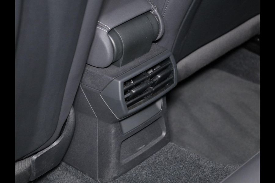 Audi A3 Sportback 30 TFSI S edition 110 pk S-tronic | Navigatie | Panoramadak | Parkeersensoren (Park assist) | S-Line |