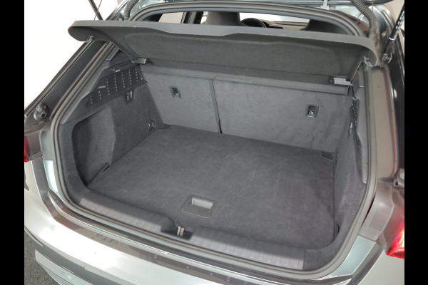 Audi A3 Sportback 30 TFSI S edition 110 pk S-tronic | Navigatie | Panoramadak | Parkeersensoren (Park assist) | S-Line |