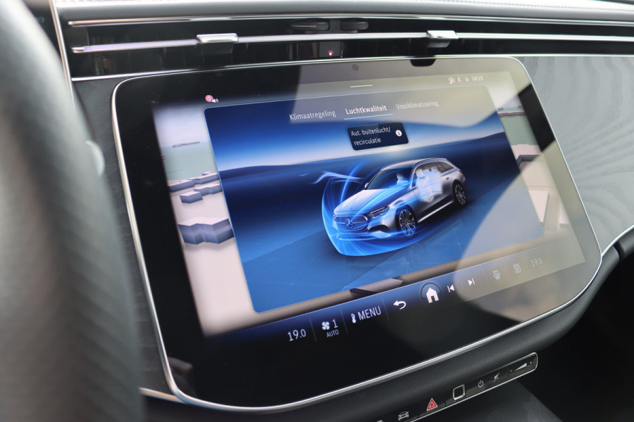 Mercedes-Benz E-Klasse Estate 300 e AMG Line | Distronic+ | Memory | Burmester | Surround Camera | Trekhaak | Digital Light | Keyless Go | Zonweringspakket | Nightpakket |