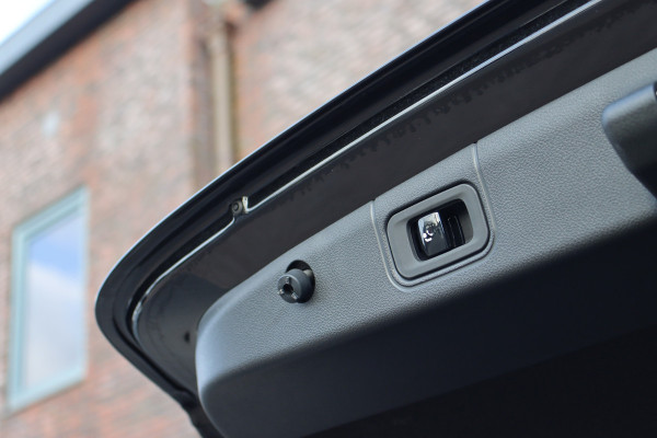 Mercedes-Benz E-Klasse 450 d 4MATIC AMG Line | Hyperscreen | Luchtvering | Achterasbesturing | Standkachel | Nappa Leder | Stoelventilatie | Trekhaak | Distronic+ | HUD | Massage | 3D-Display |