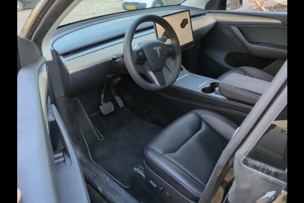 Tesla Model Y Long Range RWD 75 kWh | LMV Zwart 20" Turbine | Leer | Stoelverwarming V+A | Pano | Full Self Driving computer 4, Autopilot, Dodehoek detectie