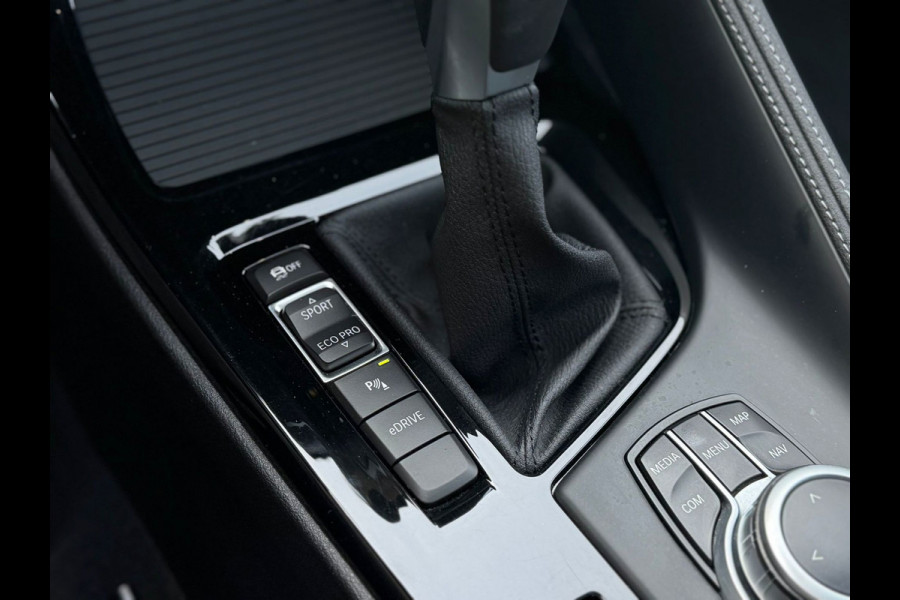 BMW X1 XDrive25e AUTOMAAT High Executive Sport line,panoramadak, achteruitrijcamera,1/2 lederen sportinterieur