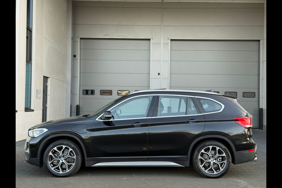 BMW X1 XDrive25e AUTOMAAT High Executive Sport line,panoramadak, achteruitrijcamera,1/2 lederen sportinterieur