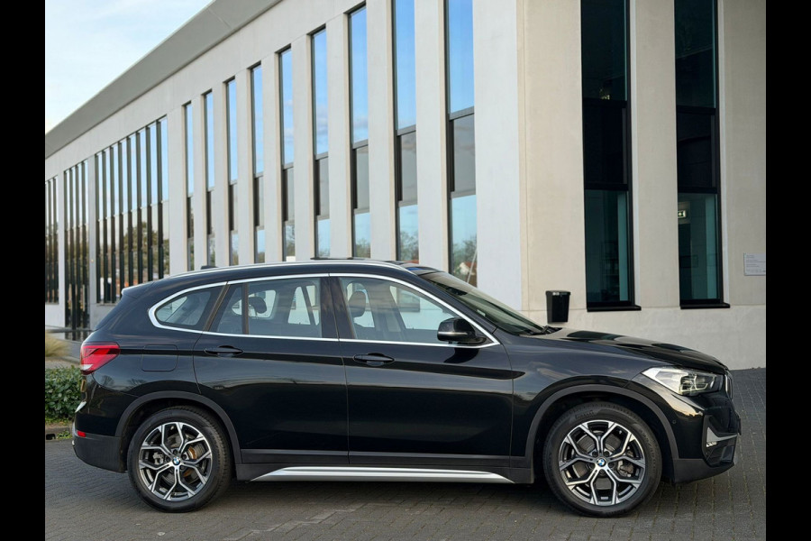 BMW X1 XDrive25e AUTOMAAT High Executive Sport line,panoramadak, achteruitrijcamera,1/2 lederen sportinterieur