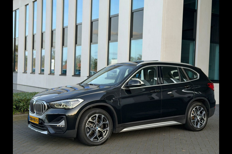 BMW X1 XDrive25e AUTOMAAT High Executive Sport line,panoramadak, achteruitrijcamera,1/2 lederen sportinterieur