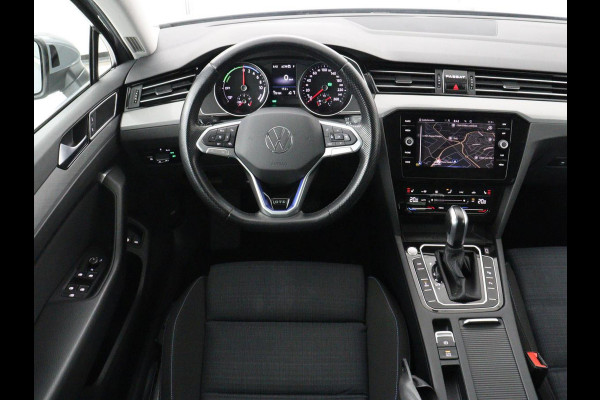 Volkswagen Passat 1.4 TSI PHEV GTE | Trekhaak | Stoelverwarming | Stoelverwarming | Camera | Massage | Carplay | Matrix LED | Adaptive cruise | Navigatie | Park Assist | Climate control | Plug In