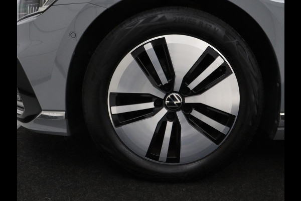 Volkswagen Passat 1.4 TSI PHEV GTE | Trekhaak | Stoelverwarming | Stoelverwarming | Camera | Massage | Carplay | Matrix LED | Adaptive cruise | Navigatie | Park Assist | Climate control | Plug In
