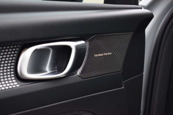 Volvo EX40 Extended Range 252PK Plus Black Ed. 82 kWh | H&K | ACC | Blis | Camera | 20"LMV | Stuurverwarming