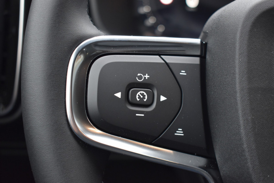 Volvo EX40 Extended Range 252PK Plus Black Ed. 82 kWh | H&K | ACC | Blis | Camera | 20"LMV | Stuurverwarming