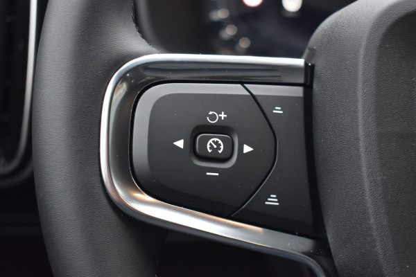 Volvo EX40 Extended Range 252PK Plus Black Ed. 82 kWh | H&K | ACC | Blis | Camera | 20"LMV | Stuurverwarming