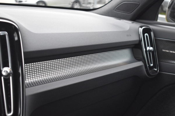 Volvo EX40 Extended Range 252PK Plus Black Ed. 82 kWh | H&K | ACC | Blis | Camera | 20"LMV | Stuurverwarming