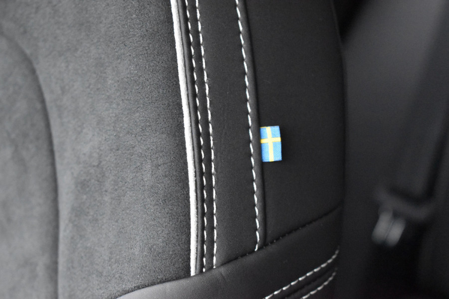 Volvo EX40 Extended Range 252PK Plus Black Ed. 82 kWh | H&K | ACC | Blis | Camera | 20"LMV | Stuurverwarming