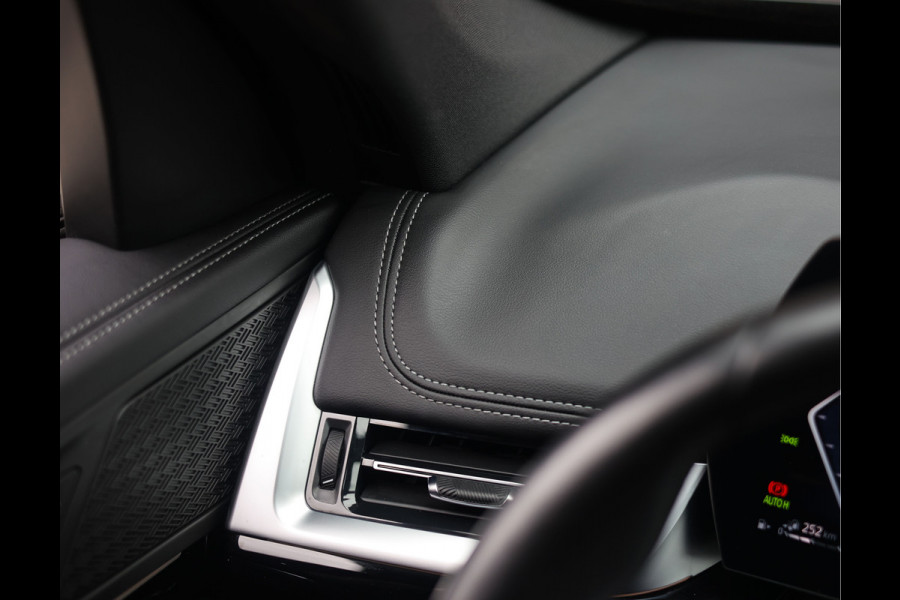 BMW X1 30e xDrive | Pano - Trekhaak - Camera