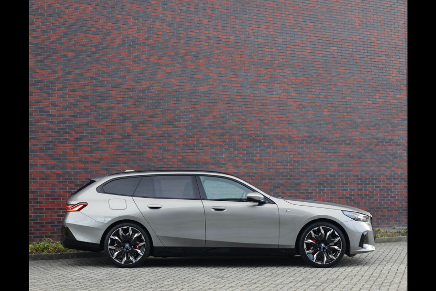 BMW 5 Serie Touring 550e xDrive | Sportstoel - Pano - Trekhaak - Bow&Wil