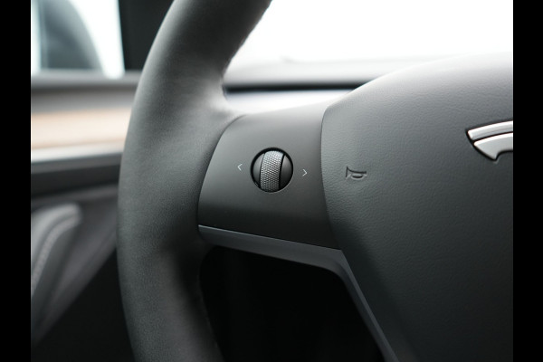 Tesla Model Y Long Range AWD 75 kWh 441pk SOH 92,3% | Full Self-Driving Capability | Panodak | Adaptive Cruise | Lederen Sportstoelen Memory & Verwarmd | Camera | Navigatie |