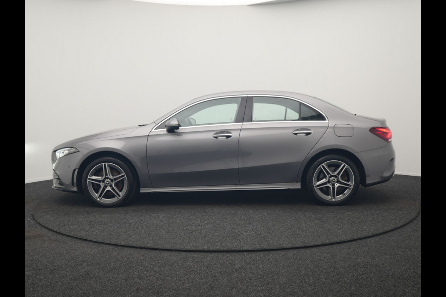Mercedes-Benz A-Klasse 250 e AMG Line PHEV 218pk Dealer O.H. | Adaptive Cruise | Multi Beam LED | Camera | Sfeerverlichting | Lederen Sportstoelen Verwarmd | Widescreen Navi | Apple Carplay | Keyless | Blis | Navigatie | DAB | Plug In Hybrid |