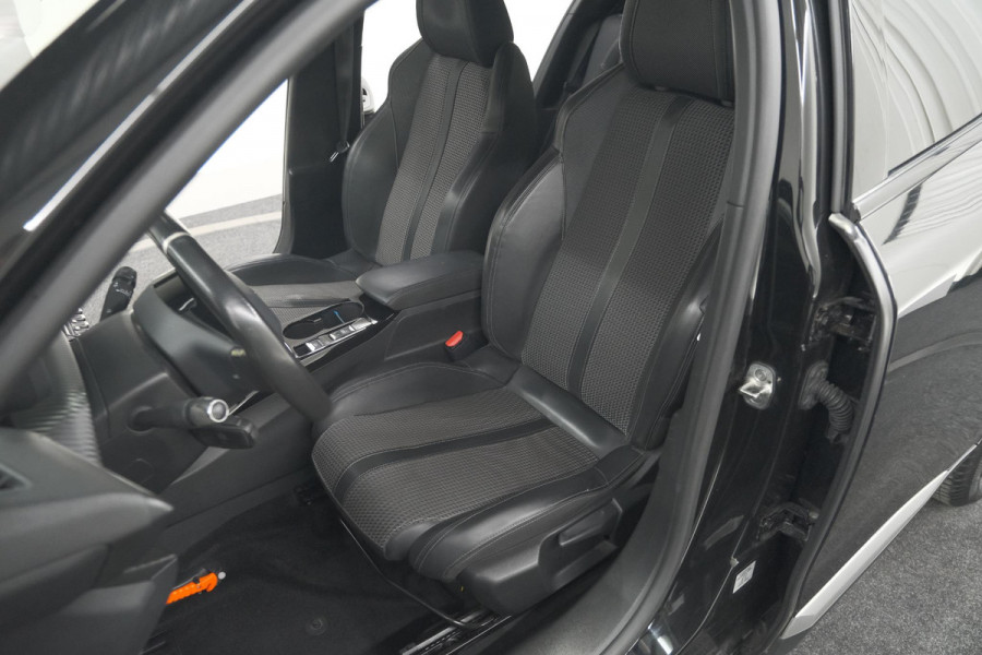 Peugeot 2008 PureTech 130 GT-Line | Camera | Adaptieve Cruise Control | Allseason Banden | Navigatie
