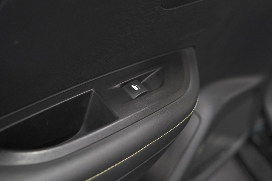 Peugeot 2008 PureTech 130 GT-Line | Camera | Adaptieve Cruise Control | Allseason Banden | Navigatie