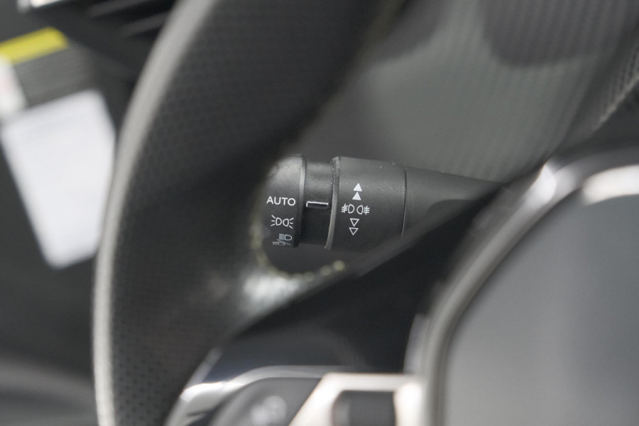 Peugeot 2008 PureTech 130 GT-Line | Camera | Adaptieve Cruise Control | Allseason Banden | Navigatie
