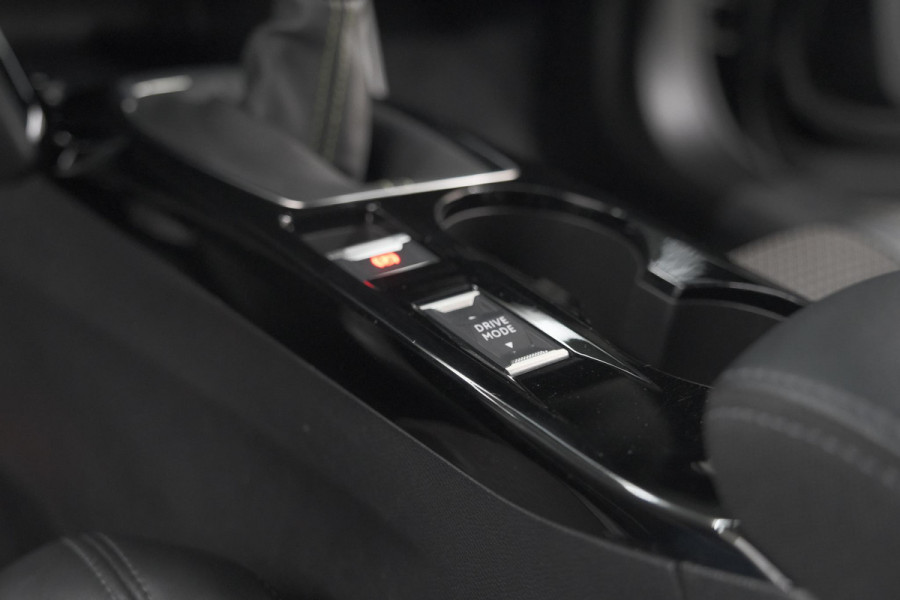 Peugeot 2008 PureTech 130 GT-Line | Camera | Adaptieve Cruise Control | Allseason Banden | Navigatie