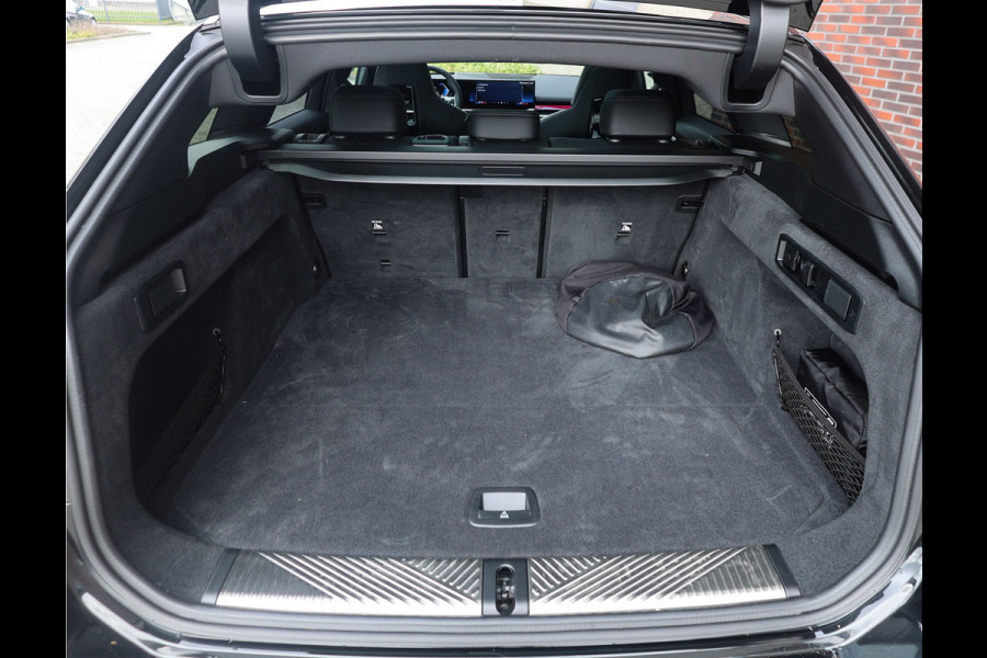 BMW 5 Serie Touring 550e xDrive | M Performance - Pano - Trekhaak