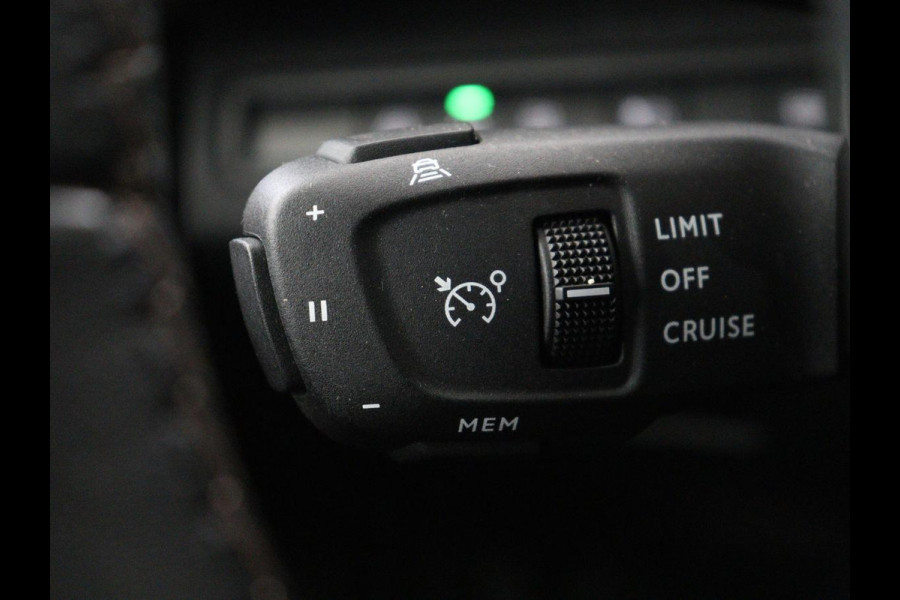 Peugeot 3008 1.6 HYbrid 225 GT Line | Stoelverwarming | Adaptive cruise | Alcantara | Camera | Carplay | 19'' | Dodehoek detectie | Navigatie | Full LED | Parkeerhulp | Climate control | PHEV | Plug In