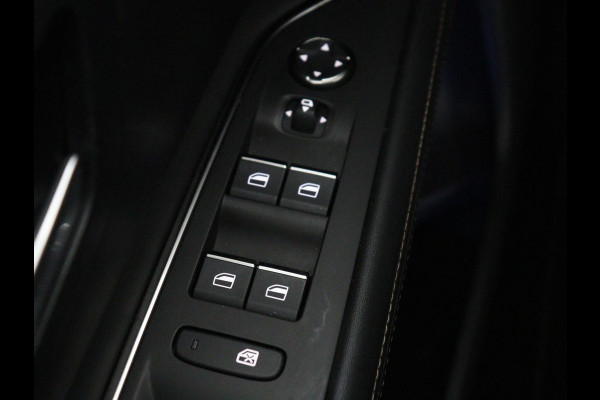Peugeot 3008 1.6 HYbrid 225 GT Line | Stoelverwarming | Adaptive cruise | Alcantara | Camera | Carplay | 19'' | Dodehoek detectie | Navigatie | Full LED | Parkeerhulp | Climate control | PHEV | Plug In