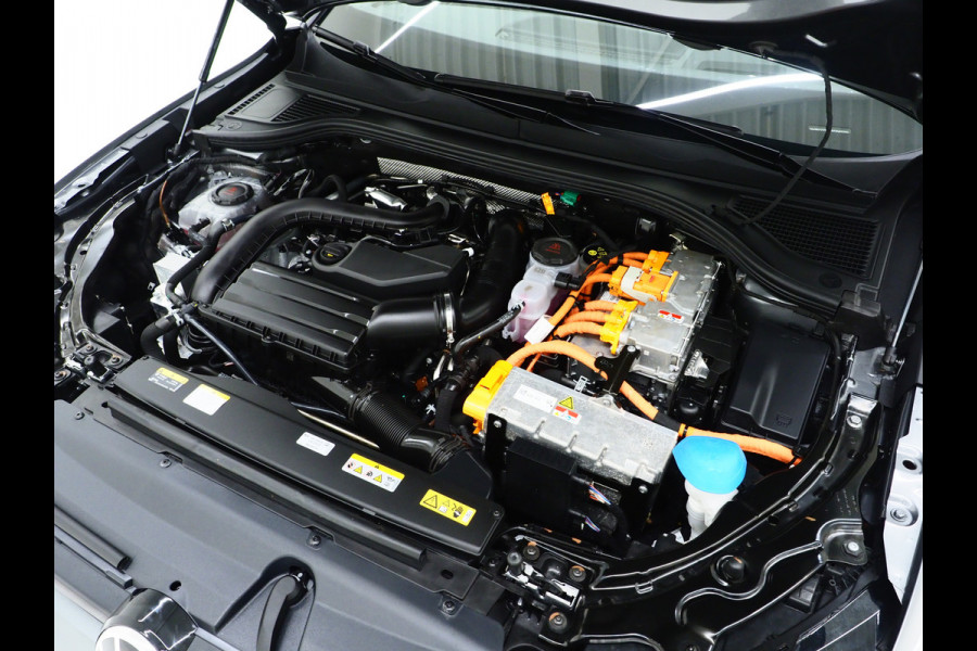 Volkswagen Passat Variant 1.5 eHybrid 204PK | Leder/Alcantara | Massage | Trekhaak | HUD | Camera | Adaptive Cruise | Sfeerlicht | Carplay