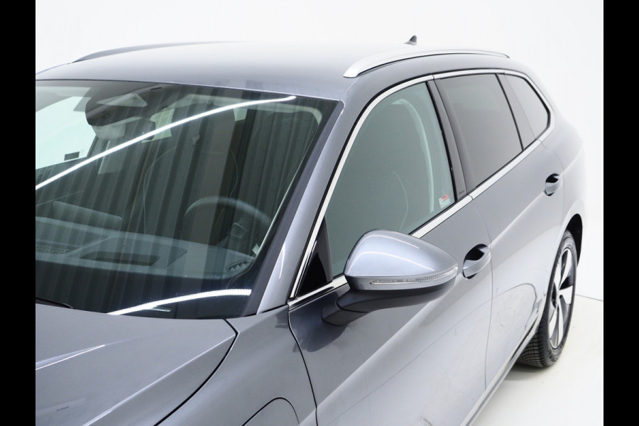 Volkswagen Passat Variant 1.5 eHybrid 204PK | Leder/Alcantara | Massage | Trekhaak | HUD | Camera | Adaptive Cruise | Sfeerlicht | Carplay
