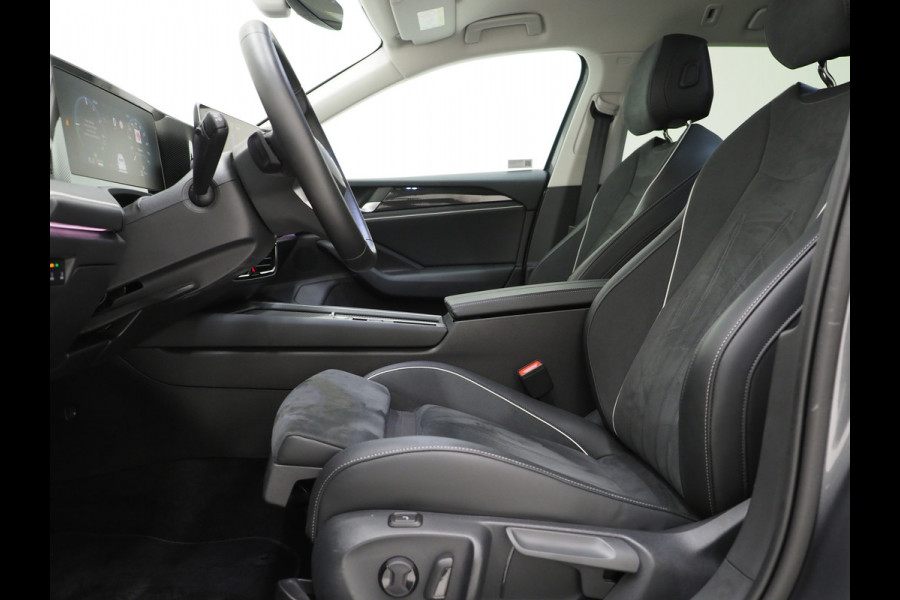 Volkswagen Passat Variant 1.5 eHybrid 204PK | Leder/Alcantara | Massage | Trekhaak | HUD | Camera | Adaptive Cruise | Sfeerlicht | Carplay