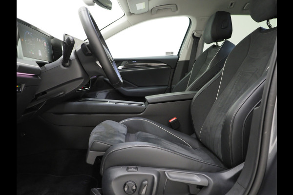 Volkswagen Passat Variant 1.5 eHybrid 204PK | Leder/Alcantara | Massage | Trekhaak | HUD | Camera | Adaptive Cruise | Sfeerlicht | Carplay