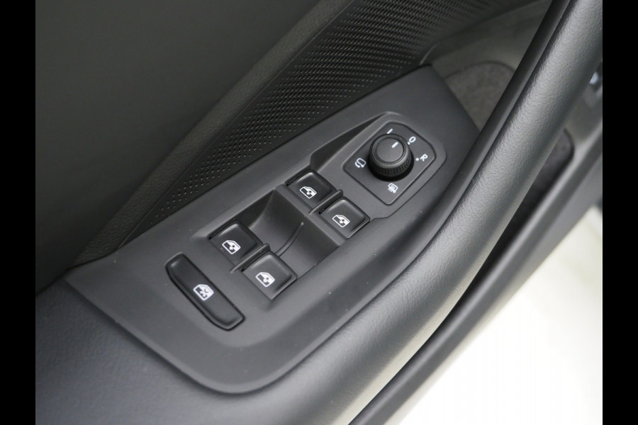 Volkswagen Passat Variant 1.5 eHybrid 204PK | Leder/Alcantara | Massage | Trekhaak | HUD | Camera | Adaptive Cruise | Sfeerlicht | Carplay