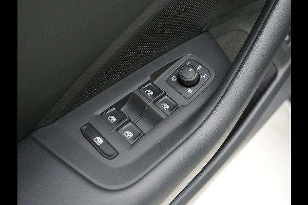 Volkswagen Passat Variant 1.5 eHybrid 204PK | Leder/Alcantara | Massage | Trekhaak | HUD | Camera | Adaptive Cruise | Sfeerlicht | Carplay