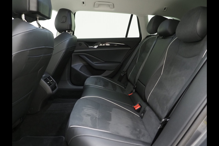 Volkswagen Passat Variant 1.5 eHybrid 204PK | Leder/Alcantara | Massage | Trekhaak | HUD | Camera | Adaptive Cruise | Sfeerlicht | Carplay