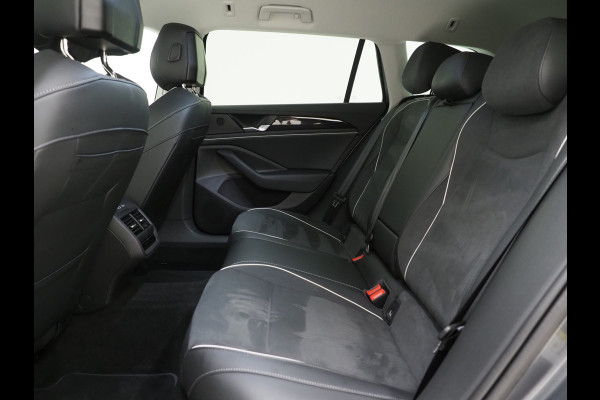 Volkswagen Passat Variant 1.5 eHybrid 204PK | Leder/Alcantara | Massage | Trekhaak | HUD | Camera | Adaptive Cruise | Sfeerlicht | Carplay