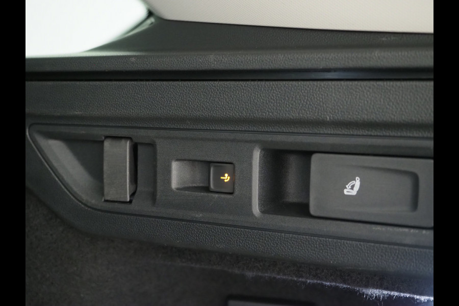 Volkswagen Passat Variant 1.5 eHybrid 204PK | Leder/Alcantara | Massage | Trekhaak | HUD | Camera | Adaptive Cruise | Sfeerlicht | Carplay