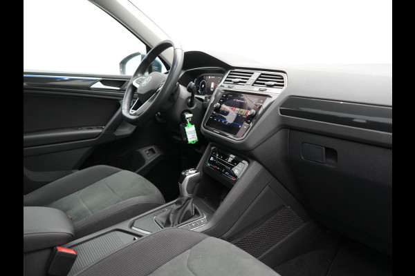 Volkswagen Tiguan 1.4 TSI eHybrid Elegance PHEV 245pk | Panodak | Camera | IQ Light | Adaptive Cruise | Alcantara Sportstoelen Verwarmd | Apple Carplay | Sfeerverlichting | Stuur Verwarmd | Navigatie | Virtual | DAB | Plug In Hybrid