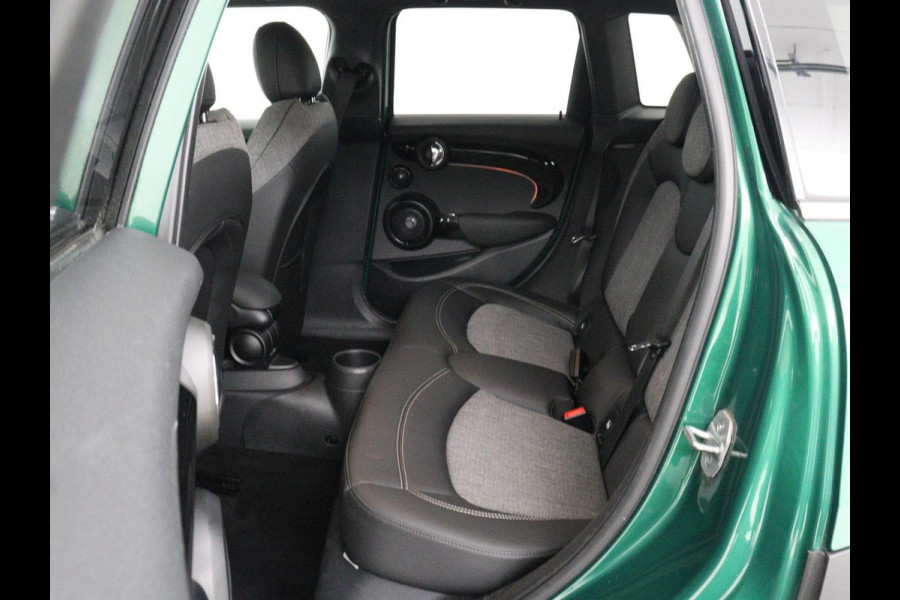 MINI Cooper 1.5 Business Edition | Harman/Kardon | Carplay | Verwarmde voorruit | Navigatie | Full LED | Half leder | Parkeerhulp | Climate control | Cruise control | Bluetooth | British Racing Green