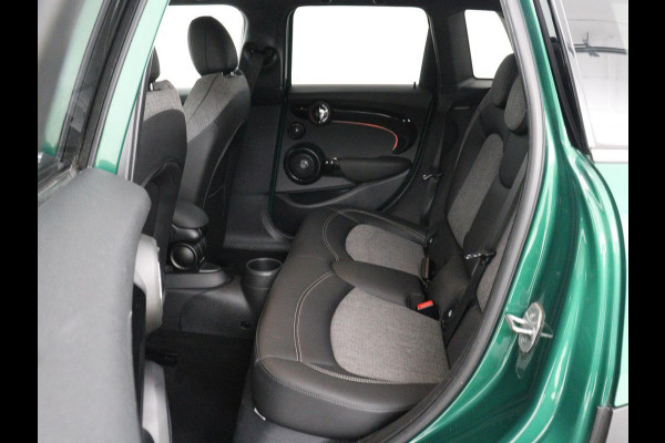 MINI Cooper 1.5 Business Edition | Harman/Kardon | Carplay | Verwarmde voorruit | Navigatie | Full LED | Half leder | Parkeerhulp | Climate control | Cruise control | Bluetooth | British Racing Green